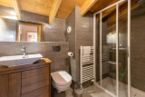 Salle de bains avec grande vasque et son meuble en bois, toillettes et douche