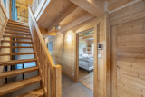 Escalier en bois faisant la liaison entre les étages, chambre à droite