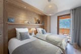 Chambre avec deux lits simples, accès au balcon, décoration moderne