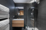 Salle de bains avec douche, vasque avec son meuble, miroir, sèche serviettes