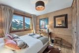 Chambre double avec grand lit, grande fenêtre, vue montagne