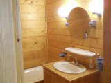 Salle de bains avec baignoire, lavabo et meuble sous vasque et miroir