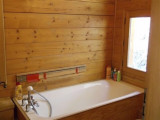 Salle de bains avec baignoire et fenêtre
