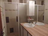 Salle de bains avec douche à l'italienne, vasque et son meuble