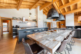 Espace salle à manger à côté de la cuisine ouverte