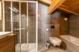 Salle de bains avec douche et baignoire, toilettes et vasque