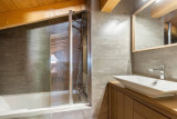 Salle de bains avec baignoire, vasque et son meuble, grand miroir