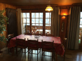 Salle à manger, porte-fenêtre donnant accès au balcon
