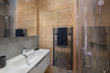 Salle de bains avec grande vasque et son meuble, grand miroir, sèche serviettes, douche