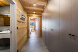 Nombreux rangements dans espace commun