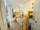 Entrée de l'appartement avec deux lits surperposés