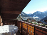 Vue sur les montagnes au printemps depuis le balcon