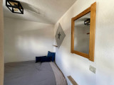 Coin nuit avec son lit double, miroir