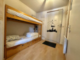 Entrée de l'appartement avec coin montagne et porte d'entrée avec jolie décoration