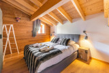Chambre avec lit double petite fenêtre, poutres apparentes