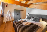 Chambre double avec grand lit et armoire