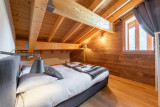 Chambre double avec fenêtre et poutres apparentes