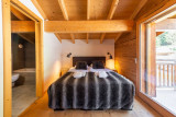 Chambre double avec sa salle de bains et accès au balcon
