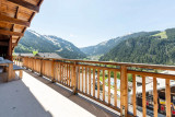 Grand balcon avec vue sur le village et les montagnes