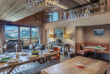 Salle à manger, grande baie vitrée, vue panoramique sur les montagnes et le village