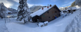 Chalet extérieur derrière hiver