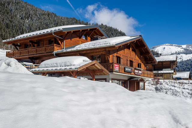 Le chalet sous la neige