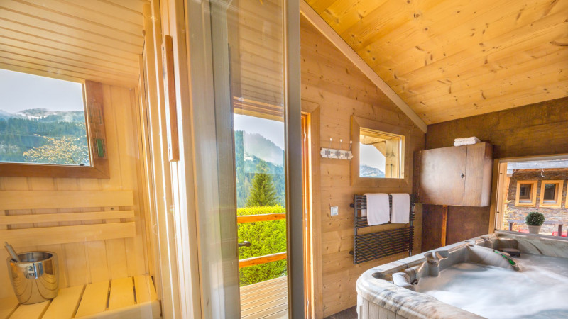 Espace spa avec sauna et bain à remous
