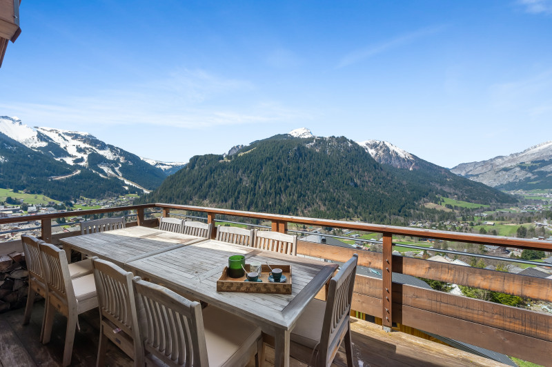 Grande table pour manger sur la terrasse en admirant les montagnes et le village