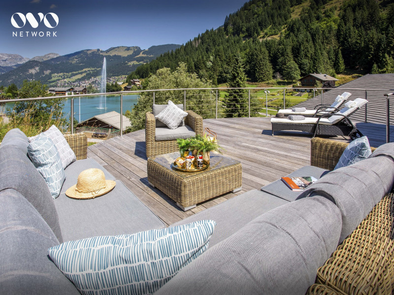 Grande terrasse avec son mobilier de jardin, vue panoramique sur le lac de Vonnes et les montagnes