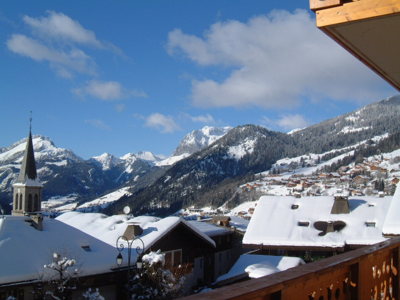 Vue sur les montagnes et le village