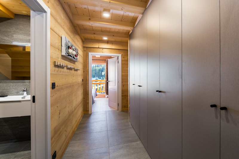 Nombreux rangements dans espace commun