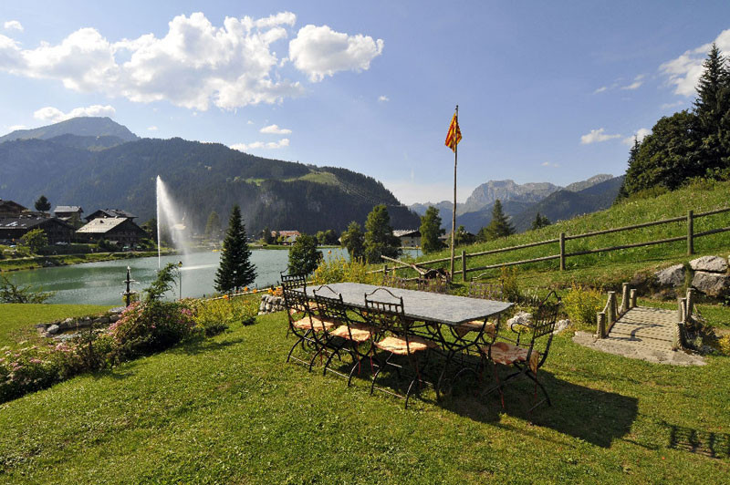 Jardin avec vue sur le lac