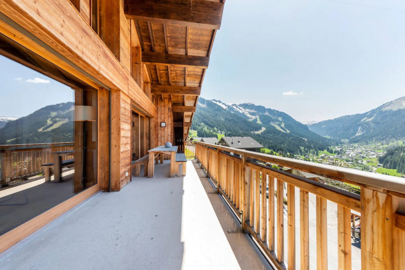 Grand balcon avec table et bancs